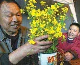 丈夫把癱瘓妻子送娘家，三年不來接，妻子上門遞張喜帖，丈夫跪了