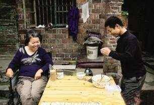 丈夫把癱瘓妻子送娘家，三年不來接，妻子上門遞張喜帖，丈夫跪了