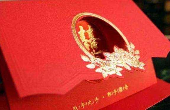 丈夫把癱瘓妻子送娘家，三年不來接，妻子上門遞張喜帖，丈夫跪了