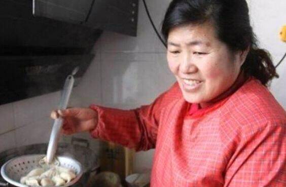我偷賣妻子首飾給嫂子交住院費，她要離婚，後來妻子給嫂子8萬元