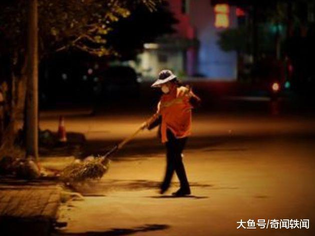 清潔工撿十萬塊，半小時後失主趕到，看到清潔工面容後，錢都不要了撒腿就跑！