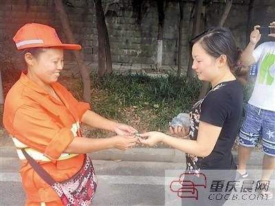 清潔工撿十萬塊，半小時後失主趕到，看到清潔工面容後，錢都不要了撒腿就跑！