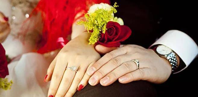 小姑子嫁窮夫，婆婆偏說有錢人，結婚時我開豪車去，看新郎我傻住
