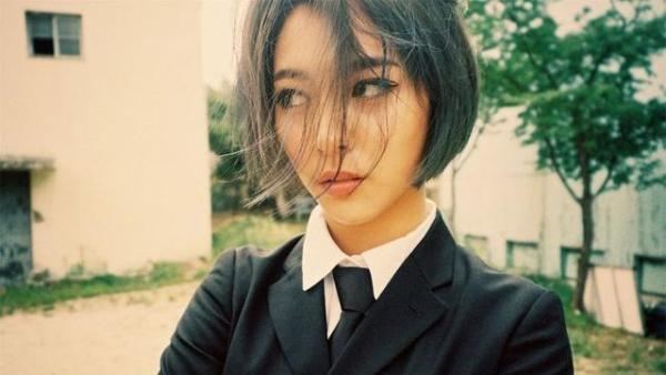 婚禮結束，婆婆找我要回一半的改口費，我給她後改口叫老太婆