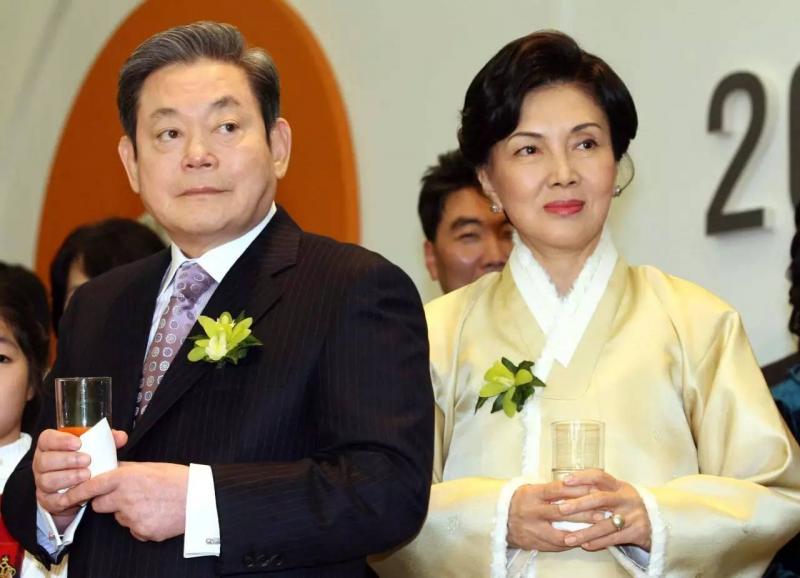三星總栽女兒嫁保全，丈夫卻二度自殺！要求70億離婚，婚姻不幸，她還是把人生活得優雅亮麗！
