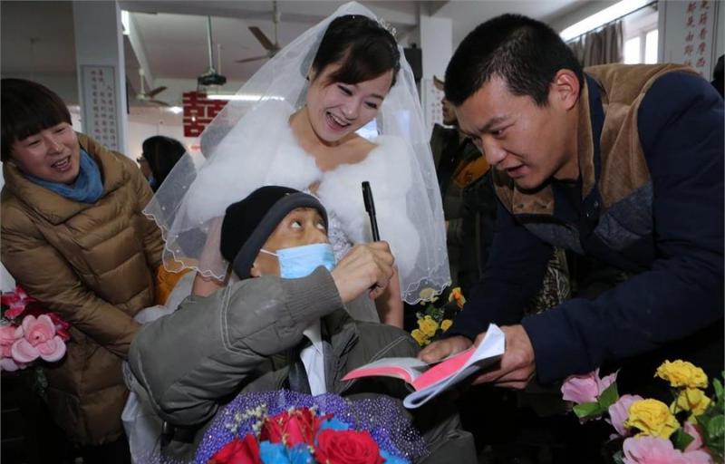 白血病男友娶39歲單親媽媽，婚後17天夫妻陰陽兩隔，丈夫留下一張紙條，看哭了所有人