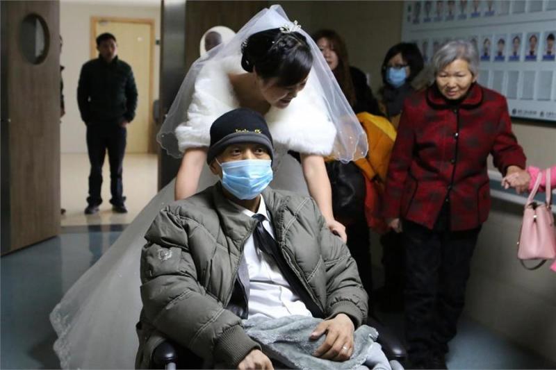 白血病男友娶39歲單親媽媽，婚後17天夫妻陰陽兩隔，丈夫留下一張紙條，看哭了所有人