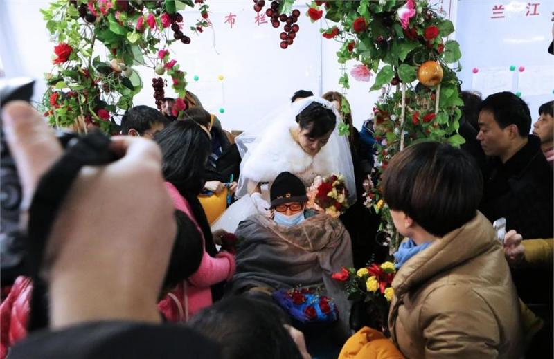 白血病男友娶39歲單親媽媽，婚後17天夫妻陰陽兩隔，丈夫留下一張紙條，看哭了所有人