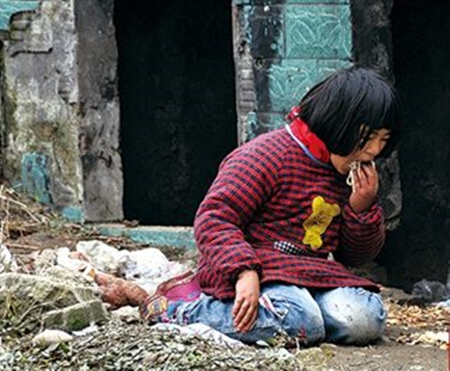 8歲女孩每天用「假鈔買饅頭」，老闆起疑悄悄跟蹤，看到輪椅上的女子，老闆淚目！ 