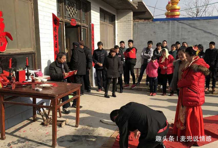 丈夫犯罪入獄，妻子照顧婆婆10年，出獄瞥見妻子褲腳，丈夫報警