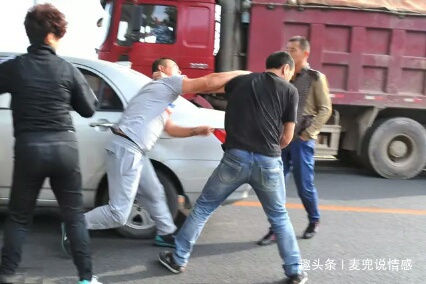丈夫犯罪入獄，妻子照顧婆婆10年，出獄瞥見妻子褲腳，丈夫報警