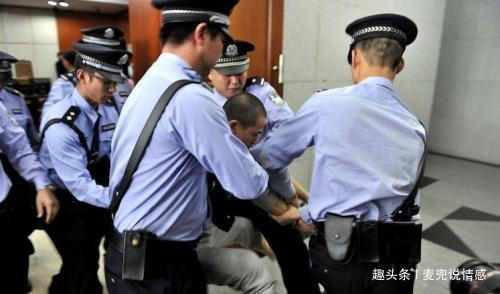 丈夫犯罪入獄，妻子照顧婆婆10年，出獄瞥見妻子褲腳，丈夫報警