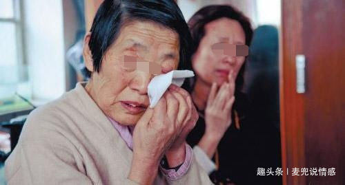 丈夫犯罪入獄，妻子照顧婆婆10年，出獄瞥見妻子褲腳，丈夫報警