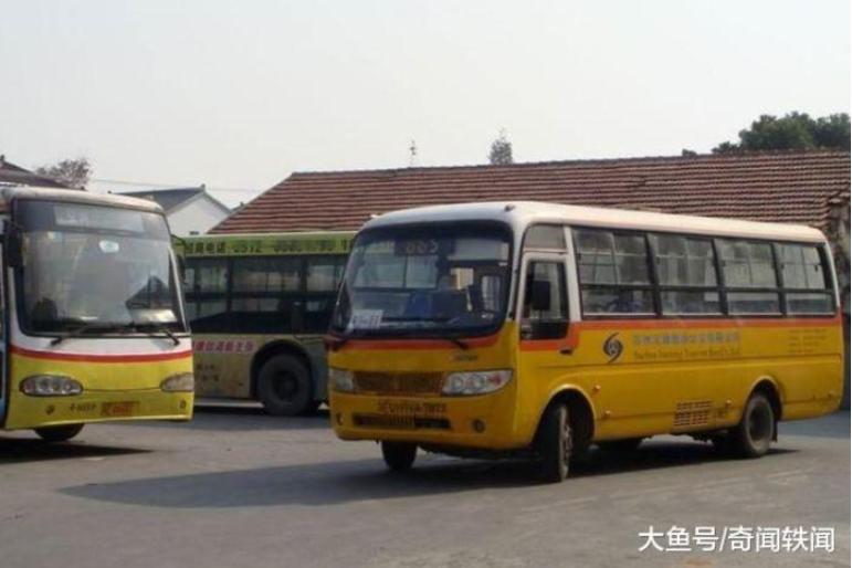 老人坐車手機被偷，司機卻不願管，老人「脫下外套後」，全車人都慌了，小偷嚇呆了！ 