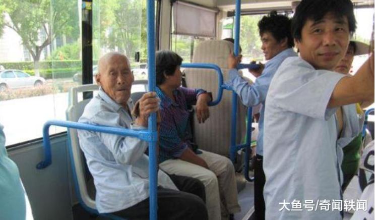 老人坐車手機被偷，司機卻不願管，老人「脫下外套後」，全車人都慌了，小偷嚇呆了！ 