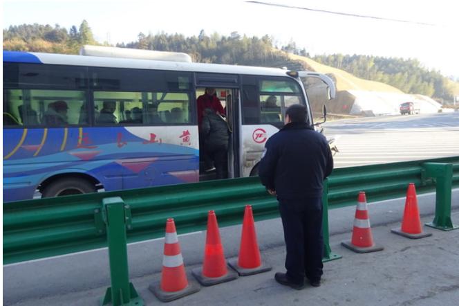 老人坐車手機被偷，司機卻不願管，老人「脫下外套後」，全車人都慌了，小偷嚇呆了！ 