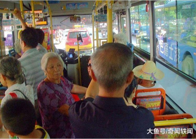 老人坐車手機被偷，司機卻不願管，老人「脫下外套後」，全車人都慌了，小偷嚇呆了！ 
