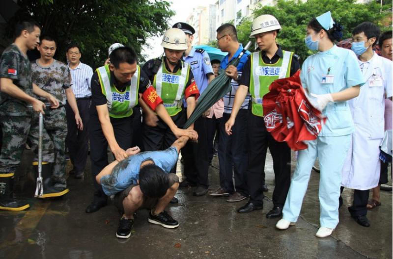 老人坐車手機被偷，司機卻不願管，老人「脫下外套後」，全車人都慌了，小偷嚇呆了！ 