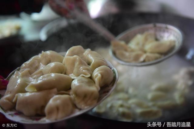 女友帶我回家吃餃子，她母親讓我看水開了沒有，結果我傷心離開