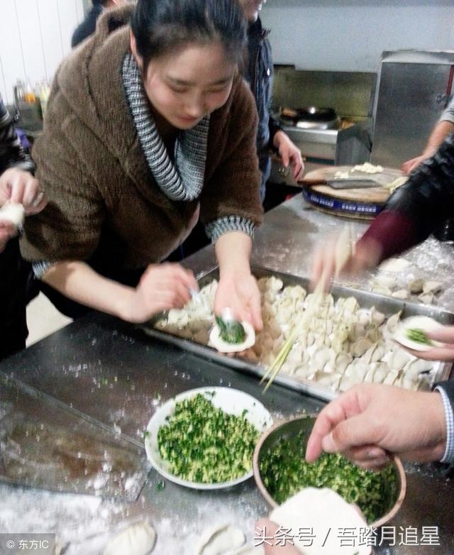 女友帶我回家吃餃子，她母親讓我看水開了沒有，結果我傷心離開
