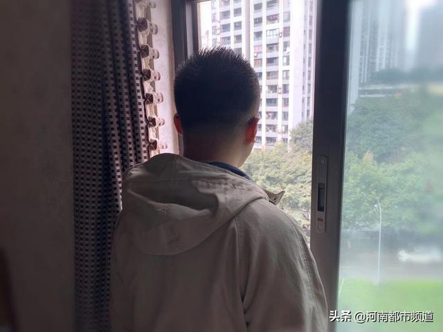 前女友患癌，男子送10000元看病，老婆衝進病房要求退錢！