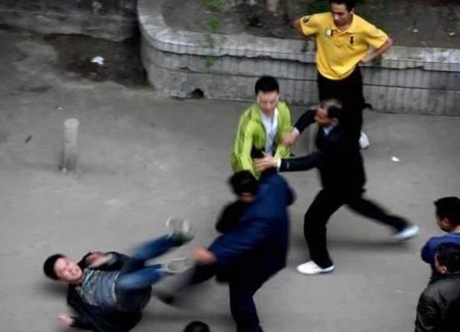 弟弟帶情人開房，弟妹帶全家人去捉姦，見到女人，我渾身顫抖