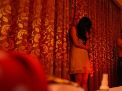 弟弟帶情人開房，弟妹帶全家人去捉姦，見到女人，我渾身顫抖