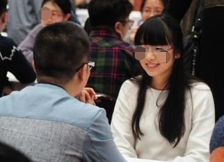 相親時，女孩總彎下腰提鞋，悄悄蹲下看後，男子假裝上廁所逃走