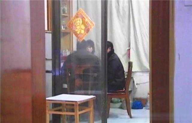 離婚16年後，前夫將她接回家與現任妻子同住，前妻的丈夫：侮辱我