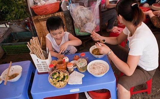 丈夫遇難，婆婆趕走兒媳，一別十年，看到一家三口，兒媳暈厥過去
