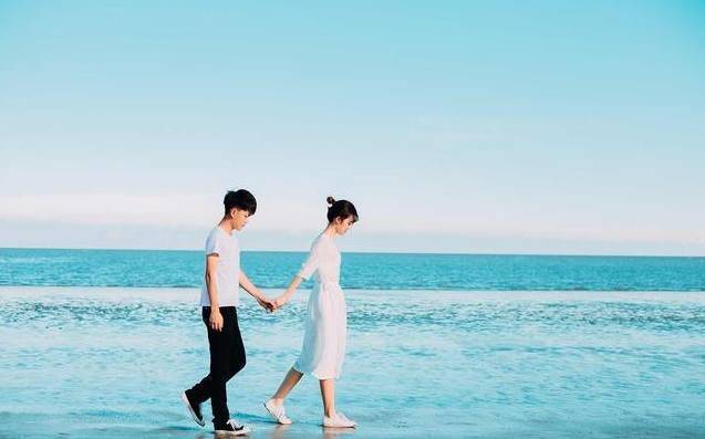 窮小子撿到一殘疾女孩，女孩指著他背說：你背後有個吐著舌頭的人