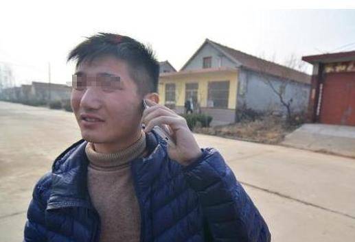 窮小子撿到一殘疾女孩，女孩指著他背說：你背後有個吐著舌頭的人