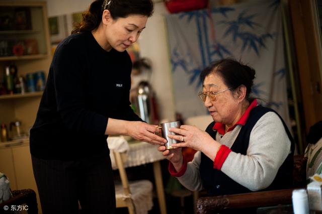 今年春節，我多給爸媽五千元，老公把我鎖在臥室里打，我呆在原地