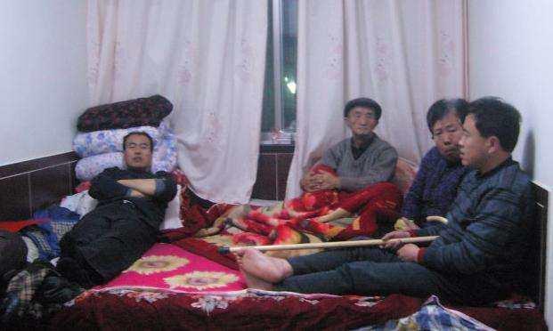 老父分家，給繼子價值千萬的鋪子，給親子一座老宅，卻救親子一命