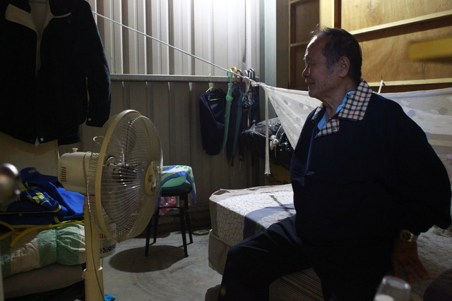 兒子為娶妻冷眼對待！臺灣7旬阿公淚嘆「我是負擔」獨自北上求溫飽燦笑「一個人也很好」眾人淚崩