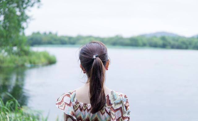 離婚三個月前夫再婚，他邀請我參加婚禮，看到來賓我愣住了
