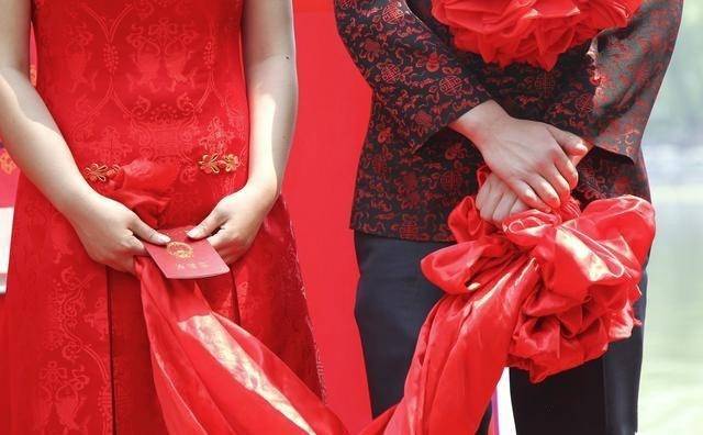 離婚三個月前夫再婚，他邀請我參加婚禮，看到來賓我愣住了