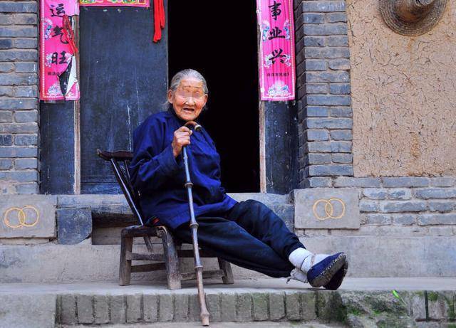 主管偷刪老員工簡訊，第二天老員工被派去守倉庫，隨後老闆傻了