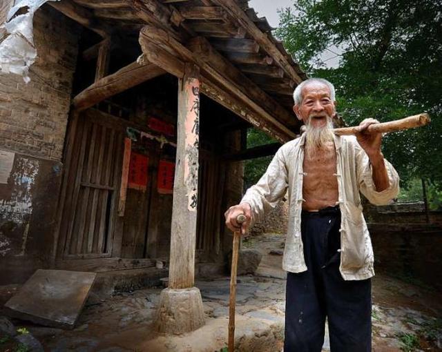 養父去世後，每天半夜床頭都會多出橘子，我說出30多年前的秘密！