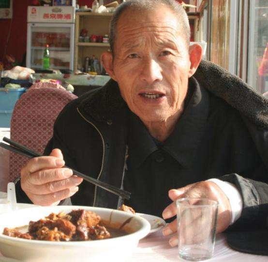 養父去世後，每天半夜床頭都會多出橘子，我說出30多年前的秘密！