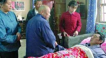 婆婆的葬禮，前妻開豪車弔唁，前夫忍不住發簡訊，前妻回了三個字