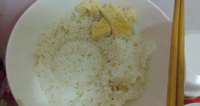 婆婆伺候我坐月子，我給她一萬多，誰知天天菜里不是頭髮就是蟲子