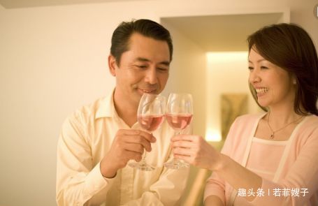 妻子出去旅行，丈夫不放心，悄悄跟隨保護，到酒店推開門，癱在地