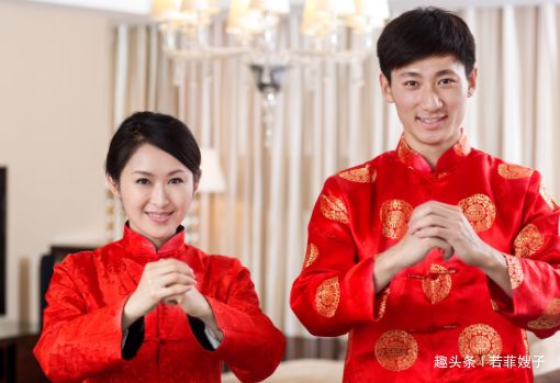 妻子出去旅行，丈夫不放心，悄悄跟隨保護，到酒店推開門，癱在地