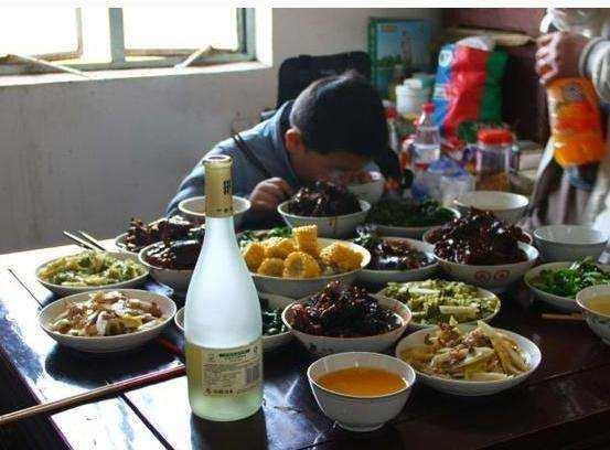 公婆帶著侄子在我家吃喝四年，她喂我兒牛奶，丈夫氣的賣房子！