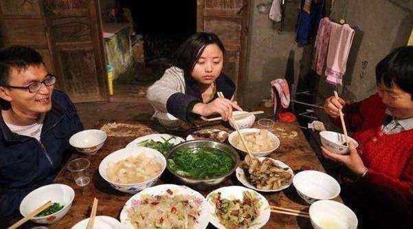 公婆帶著侄子在我家吃喝四年，她喂我兒牛奶，丈夫氣的賣房子！