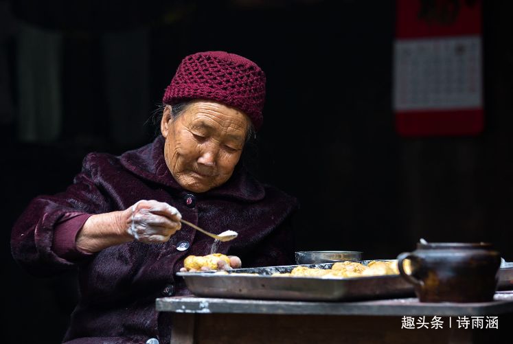 過年給母親三千，她給孩子們發紅包，老婆拆開女兒紅包後掀了桌子