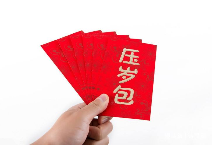 過年給母親三千，她給孩子們發紅包，老婆拆開女兒紅包後掀了桌子
