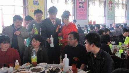 舅舅10年沒來看過我，成婚那天，收到母親的信，我報警抓舅舅