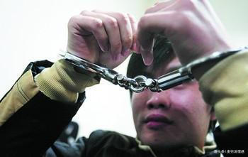 妻子肇事逃逸，丈夫頂罪入獄，出獄回家看到臥室窗簾後人影，蒙了